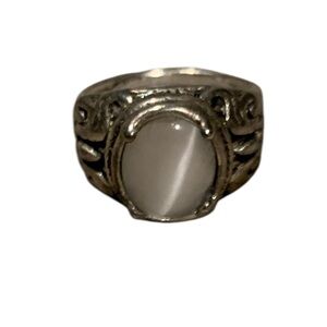 Classic Vintage Style Silver Ring with Gray Stone